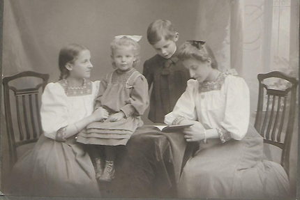 Mein Großvater mit seinen Schwestern